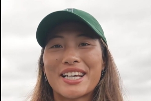 再次展示歌喉！郑钦文对着镜头唱起了萧亚轩的《爱的主打歌》