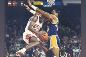 克莱转发父亲防守乔丹的滞空照：我的天哪 我爹真能跳啊