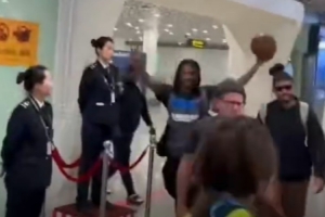 他来了莫兰特抵达正式开启中国行 手持篮球与球迷打招呼