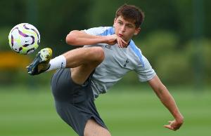 记者：预计17岁边锋摩尔将先与热刺续约，24小时内租借加盟流浪者