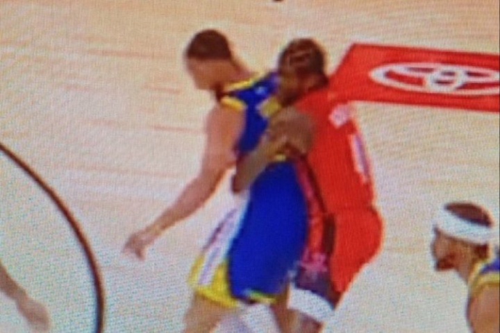 韦德：我喜欢季后赛不吹哨 但勇火有些动作对库里却不吹也太离谱