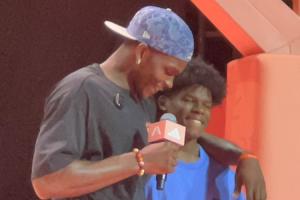 四处留情？爱德华兹中国行搂着小球迷说他见到了自己的儿子