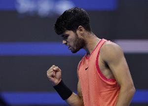 阿卡谈辛纳：他在硬地的水平难以置信，如果我能击败他那意义非凡