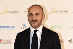 记者：利雅得新月为国米总监奥西里奥开500万欧年薪的报价