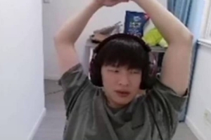 H4cker：肯定是哥哥厉害啊，他现在是常规赛天榜第一的AD