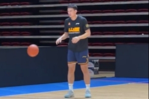 媒体人：刘东身穿山西训练服在训练师的指导下进行投篮训练