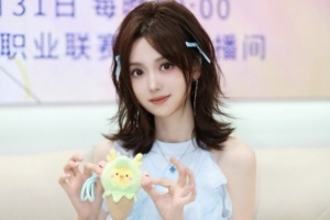 是短发的灵儿！KPL女主持灵儿晒照：今天素蓝色的风格！