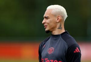 西媒：贝蒂斯代表团队仍留在曼彻斯特，争取完成安东尼的回归计划