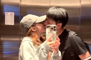 Xiaohai曾卓君妻子晒出沙特EWC参赛照片：与小孩甜蜜Kiss