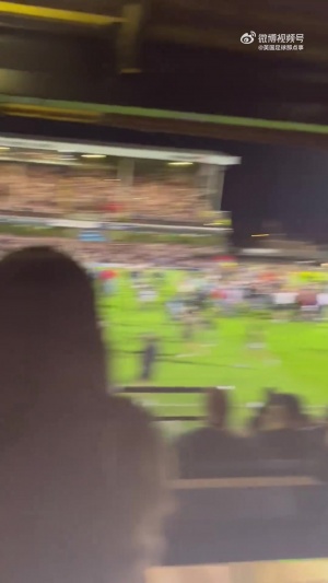 罚失关键点球的姆伯莫被冲场的格林斯比球迷嘲讽，B费保护他离开