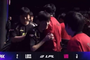 他太爱打比赛了Doinb赢下后第一个跳起来找队友击掌庆祝