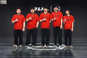 Jiejie更博晒FPX合照：大家辛苦了