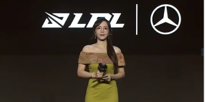 好身材穿出来！主持余霜眼镜造型登台亮相