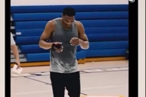 下家未定？威少不耽误训练&汗如雨下 右手缠着护指