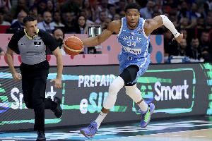 四场歇两场！字母哥因膝盖不适缺席对阵波黑的比赛