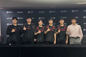 JDG赛后群访 教练：中期的运营问题要调整进步 队员们打的挺好的