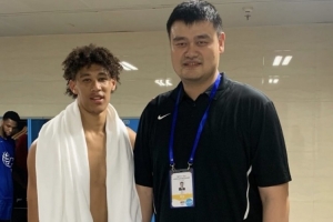 体格差距大！湖人中锋贾克森-海斯IG晒与姚明的合影