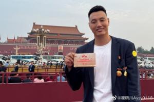 佩戴奖章参加阅兵仪式！翟晓川：正义必胜、和平必胜、人民必胜