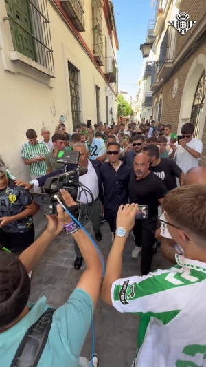 你们的圆神回来了！安东尼被球迷一路热情跟拍，左右各一保镖开路