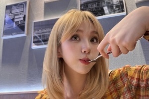 前CSGO女解说暴暴熊晒照：帅气小伙们早上好 可爱女人起来吃早饭了