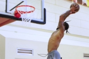 干货满满！惠特摩尔夏日苦练扣篮依旧劲爆 三分投射能力见涨！