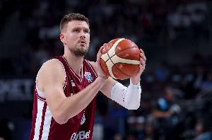 苦苦支撑！波尔津吉斯首节7投3中&三分4中2 得到10分2板1帽