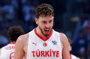 涉险过关！申京砍24分16篮板6助攻2盖帽&9进攻板 关键罚球成隐患