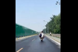 这无处安放的大长腿！周琦骑电动车送儿子上幼儿园