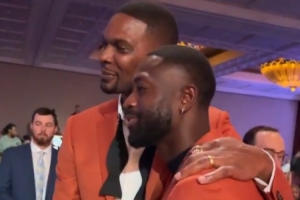 回忆满满！名人堂入堂仪式彩排现场 韦德和波什热情拥抱寒暄