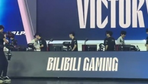 EXO的羁绊！On与Xun碰拳时轻拍Xun肩膀并且相视一笑