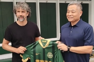 托马西造访浙江足球俱乐部，或者浙江队球衣