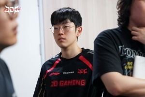 中单三把梦游怎么玩？JDG惨遭让二追三 吧友们觉得谁的问题最大？