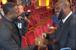 詹姆斯亮相名人堂入选仪式 与好兄弟韦德亲密拥抱致意！