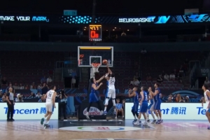 毫厘之间！斯洛卡斯艰难出手三不沾 字母哥空接补篮极限压哨命中