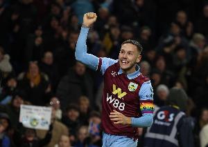 记者：前伯恩利队长布朗希尔自由身加盟利雅得青年人，签约2年