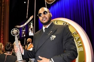 詹韦同框&甜瓜魔兽获奖！NBA官方晒昨日名人堂现场照片