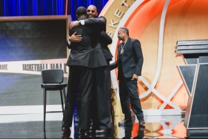 韦德致敬瓜哥：或许生来背负磨难 但你用坚持书写了胜利的篇章！