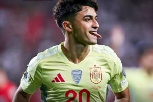 顶级！佩德里第1球轻松写意晃开1人+兜射，第2球细致观察冲刺插上