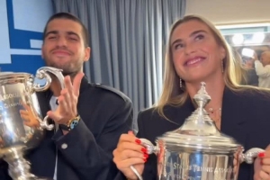 萨巴伦卡与阿尔卡拉斯同框捧杯庆祝美网夺冠，两人生日为同一天