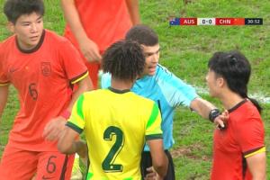 澳大利亚球员明知死球仍射空门，主裁判口头警告未出牌