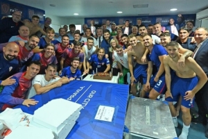 传奇！克罗地亚全队为莫德里奇庆祝40岁生日