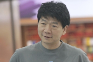 主教练正在热身！邱彪在训练时手感依旧 连中5记三分