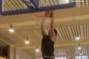 新狮们陆续报到，训练时的球馆也变得更“热闹”了