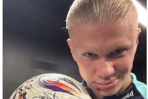 打进5球！哈兰德社媒晒比赛用球，露出邪魅笑容