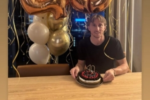 姆巴佩转发莫德里奇庆生照片：生日快乐，兄弟