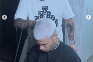 庆祝美网夺冠，阿尔卡拉斯换发型染了白发