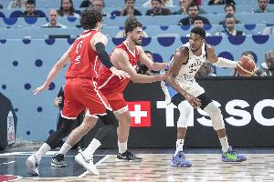 字母哥&申京欧锦赛数据对比！10项统计 字母哥8项占优！