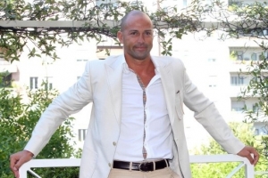 前意甲后卫：加利亚尼和莫吉都说过我太帅不适合踢球