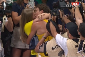 大秀恩爱杜普兰蒂斯世锦赛夺金，与未婚妻旁若无人激情拥吻