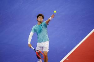 吴易昺2-1逆转击败马纳里诺，晋级杭州公开赛第二轮